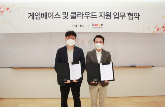 NHN이 한국모바일게임협회와 함께 게임베이스 및 클라우드 지원을 위한 업무 협약식을 14일 진행했다. (왼쪽부터) 이동수 NHN 게임플랫폼사업센터 센터장, 황성익 한국모바일게임협회 회장 순. NHN 제공